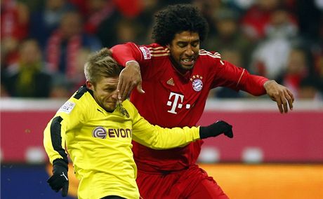 Fotbalista Bayernu Mnichov Dante (vpravo) a Jakub Blasczykowski z Borussie Dortmund