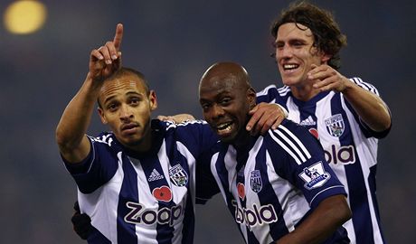 Radost fotbalist West Bromwiche Albion Petera Odemwingieho (vlevo), Youssoufa Mulumbua (uprosted) a Billyho Jonese