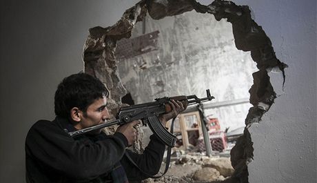 Voják syrské osvobozenecké armády v Aleppu