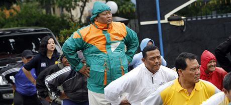 Policisté v Indonésii pi odtuovacím cviení