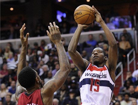 Jordan Crawford (15) z Washington Wizards stílí proti hrái Miami Heat Udonisovi Haslemovi