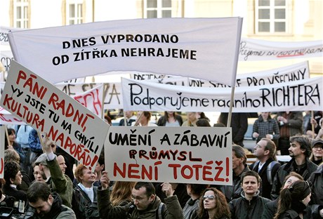 Praské granty jsou dlouhodob pedmtem spor a vání. Demonstrace ped magistrátem v roce 2008