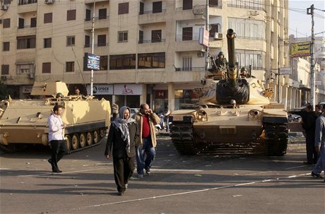 Armáda ped prezidentským palácem nasadila tanky