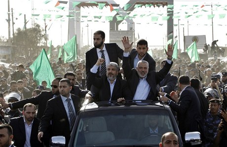 Triumfální uvítání. Exilový éf Hamásu vjídí do pásma Gazy 