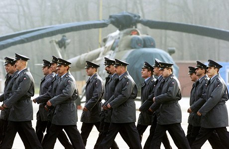 Armáda k 1. lednu 2014 opustí letit v Perov (na archivním snímku z roku 2004). 