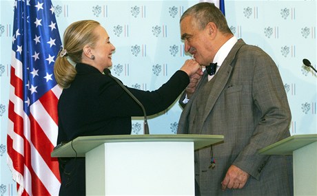 Karel Schwarzenberg pivítal v Praze ministryni zahranií USA Hillary Clintonovou na její poslední zahraniní cest ve funkci.