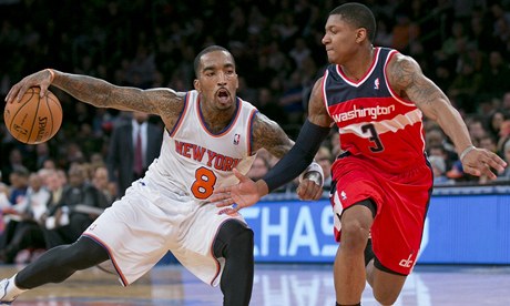 Basketbalista New Yorku KnicksJ.R. Smith (vlevo) a Bradley Beal z Washingtonu Wizards 