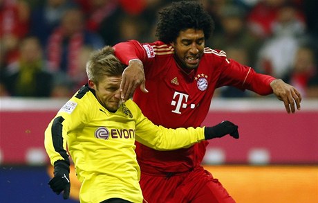Fotbalista Bayernu Mnichov Dante (vpravo) a Jakub Blasczykowski z Borussie Dortmund