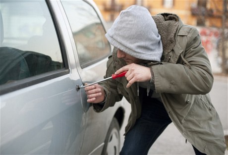 Zloděj při krádeži auta- ilustrační