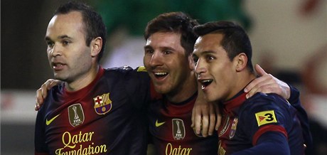 Barcelona. Zleva Iniesta, Messi, Sánchez