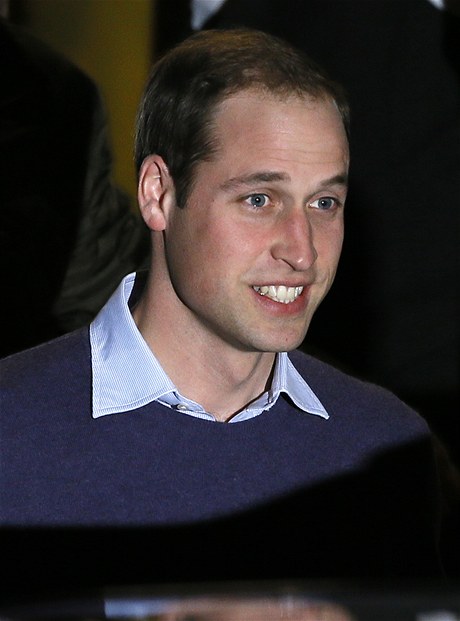Princ William opoutí nemocnici, kde byl navtívit Kate