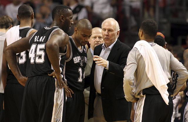Basketbalisté San Antonia a trenér Gregg Popovich (uprosted)