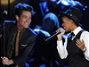 Nate Ruess (vlevo) ze skupiny Fun a zpvaka Janelle Monae na nominaním koncertu Grammy