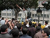 Mu mluví k davu pi protestu v hlavním mst Tunisu proti policejnímu násilí ve mst Siliana.