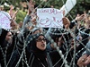 Demonstrantii dorazili i ped sídlo tuniského ministerstva vnitra. Na papíru, který drí tunisanka, stojí:  "Spravedlnost je levnjí ne stalba" 
