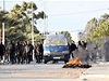 Tuniský policejní kordón elí rozvánnému davu