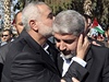 Pedseda vlády Hamásu Ismáíla Haníja líbá Miala na uvítanou.