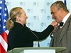 Karel Schwarzenberg pivítal v Praze ministryni zahranií USA Hillary Clintonovou na její poslední zahraniní cest ve funkci.
