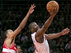 Basketbalista New Yorku Knicks Raymond Felton (vpravo) a Shaun Livingston z Washingtonu Wizards 