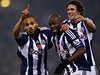 Radost fotbalist West Bromwiche Albion Petera Odemwingieho (vlevo), Youssoufa Mulumbua (uprosted) a Billyho Jonese