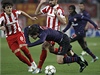 Padající fotbalista Tomá Rosický z Arsenalu