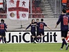 eský fotbalista Tomá Rosický (vlevo v hlouku uprosted) se raduje se spoluhrái z Arsenalu
