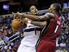 Basketbalista Washingtonu Wizards Trevor Ariza (vlevo) a Chris Bosh z Miami Heat