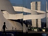 Dílo Oscara Niemeyera,Národní muzeum a Národní kongres se odráejí ve skle Národní knihovny