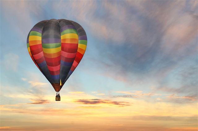 Bratry Montgolfiery k prvnímu balonu inspirovala sukně | Zajímavosti |  Lidovky.cz