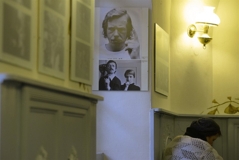 Fotografie Václava Havla v kavárn� Divadla Na zábradlí