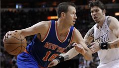 Steve Novak (vlevo) z New York Knicks se otáčí kolem hráče Miami Heats Mikea Millera | na serveru Lidovky.cz | aktuální zprávy