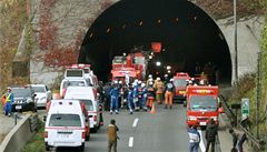 Dlnin tunel u Tokia se ztil. V autech uhoelo nejmn pt lid