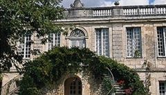 Francouzská obec Yvrac nedaleko Bordeaux na jihozápad Francie pila o zámek