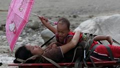 Pod bahnem zmizely celé rodiny. Tajfun zabil nejméně 470 Filipínců
