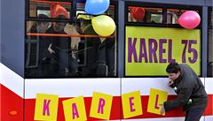 Tramvaj byla pestrobarevn� vyzdobena.