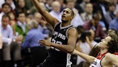 Basketbalista San Antonia Spurs Boris Diaw (vlevo) a Jan Veselý z Washingtonu Wizards