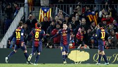 Fotbalista Barcelony Lionel Messi (druhý zprava) se raduje z gólu