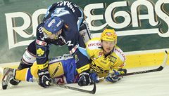 Vítkovice - Zlín. Obránce Vítkovic Tomá Voráek (vlevo) a zlínský útoník Pavel Kubi