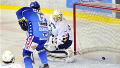 Kometa Brno - Rytíi Kladno. Branká Kladna Jan Chábera (vpravo) dostává gól. Zády je Leo ermák z Komety Brno