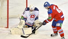 Lev Praha - Torpedo Ninij Novgorod. Branká Novgorodu Vitalij Koval a útoník Lva Erik Christensen