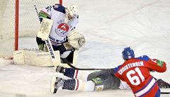 Lev Praha - Torpedo Ninij Novgorod. Branká Novgorodu Vitalij Koval a útoník Lva Erik Christensen