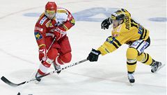 Slavia Praha - HC Verva Litvínov. Jaroslav Bedná� (vlevo) ze Slavie a Mat�j St�íteský z Litvínova