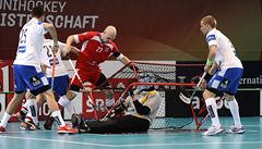 tvrtfinále MS ve florbalu Finsko - R. eský kapitán Milan Fridrich (uprosted) bojuje za brankou finského gólmana Henriho Toivoniemiho