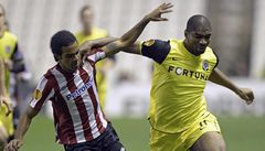 Fotbalista Sparty Leonard Kweuke (vpravo) a Jonás Ramalho z Athleticu Biblao 