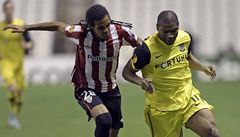 Fotbalista Sparty Leonard Kweuke (vpravo) a Jonás Ramalho z Athleticu Biblao 