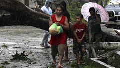 Tajfun na Filipínách zabil už desítky lidí, tisíce obyvatel vyhnal z domovů