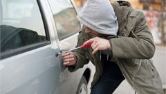 Zloděj při krádeži auta- ilustrační | na serveru Lidovky.cz | aktuální zprávy
