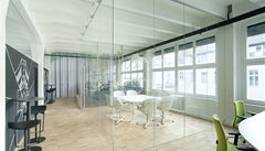 Rozsáhlý open space je rozd�lený n�kolika zasedacími místnostmi
