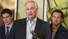 éf NHLPA Donald Fehr a za ním zleva Sidney Crosby a Brad Richards.