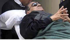 Bývalého egyptského diktátora Husního Mubáraka vynášejí ze soudní síně. | na serveru Lidovky.cz | aktuální zprávy